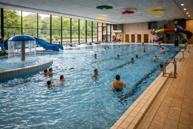 Plezier en ontspanning in het binnenzwembad